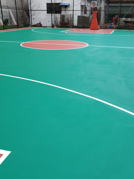 洮北 球场长期使用易出现地面开裂